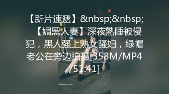 【好想你那个】美女公园里~楼梯上~跳蛋喷水，路人好多全露脸 奶大 无毛嫩穴